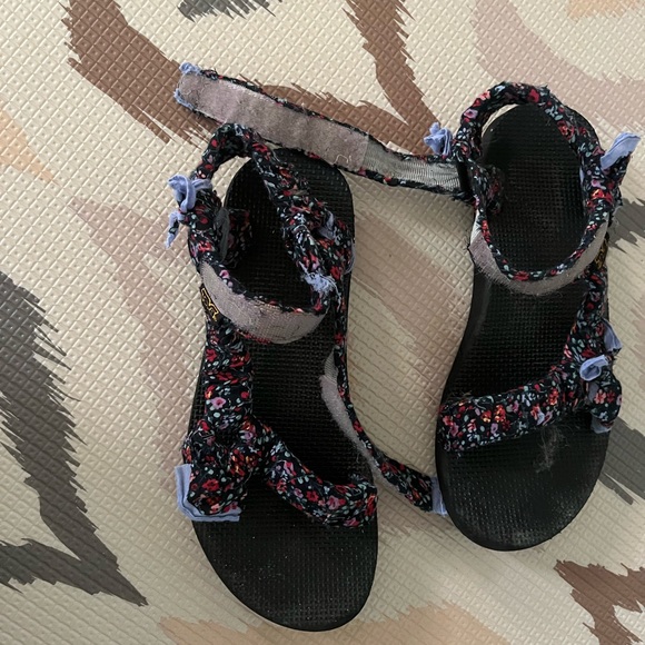 Teva Sandals in the Arizona Love Style - Picture 3 of 6